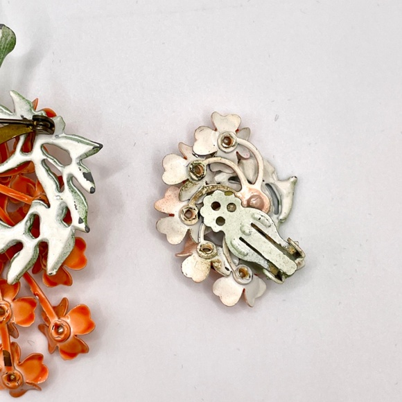 Vintage Unsigned Orange Green Enamel Brooch Pin Clip-on Earrings Set Rhinestones - Picture 10 of 14
